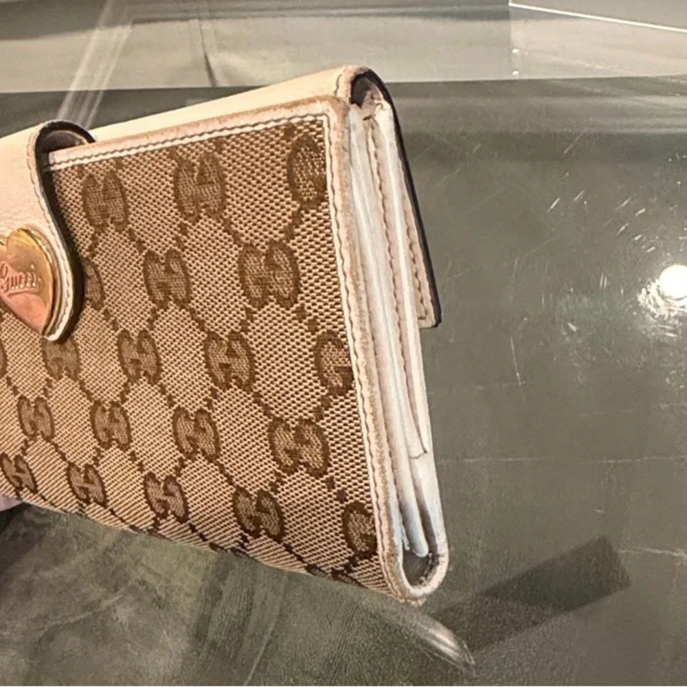 Gucci GG Canvas Long Wallet featuring white leather and heart-shaped closure